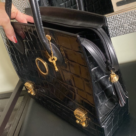 Very fashionable real leather ladies bag with mirror makeup section and 2 locks - Picture 12 of 15